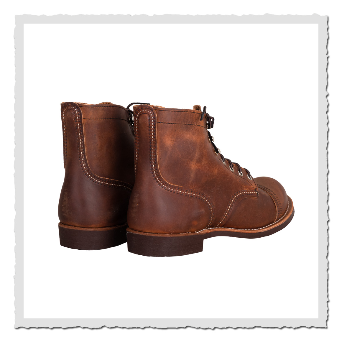 Braune Schnürstiefel von hinten und seitlich, helle Fläche mit grauem Rahmen und Schatten.